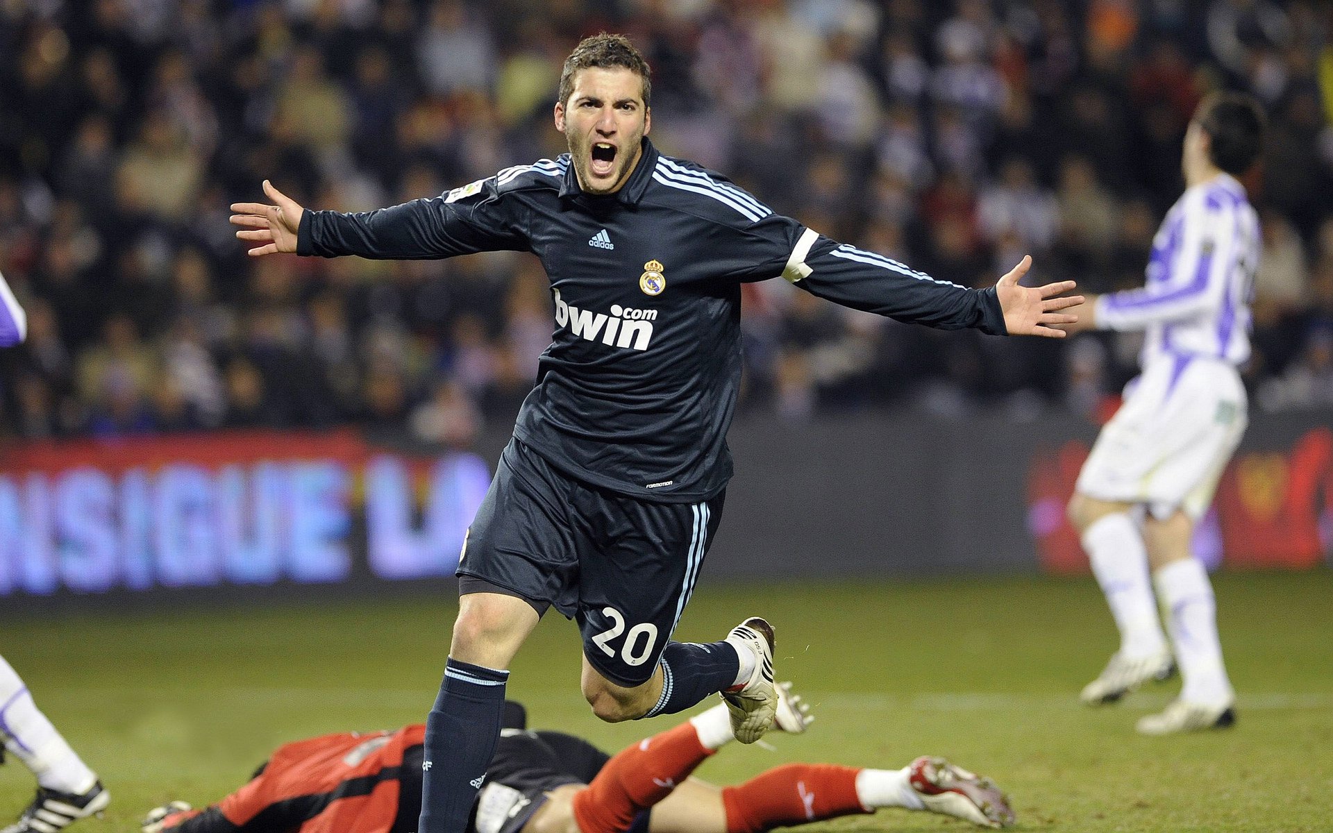 爱游戏体育官方网站-CBA赛场上的囧事频出，球员们也有美好笑容，cba现场喊的什么