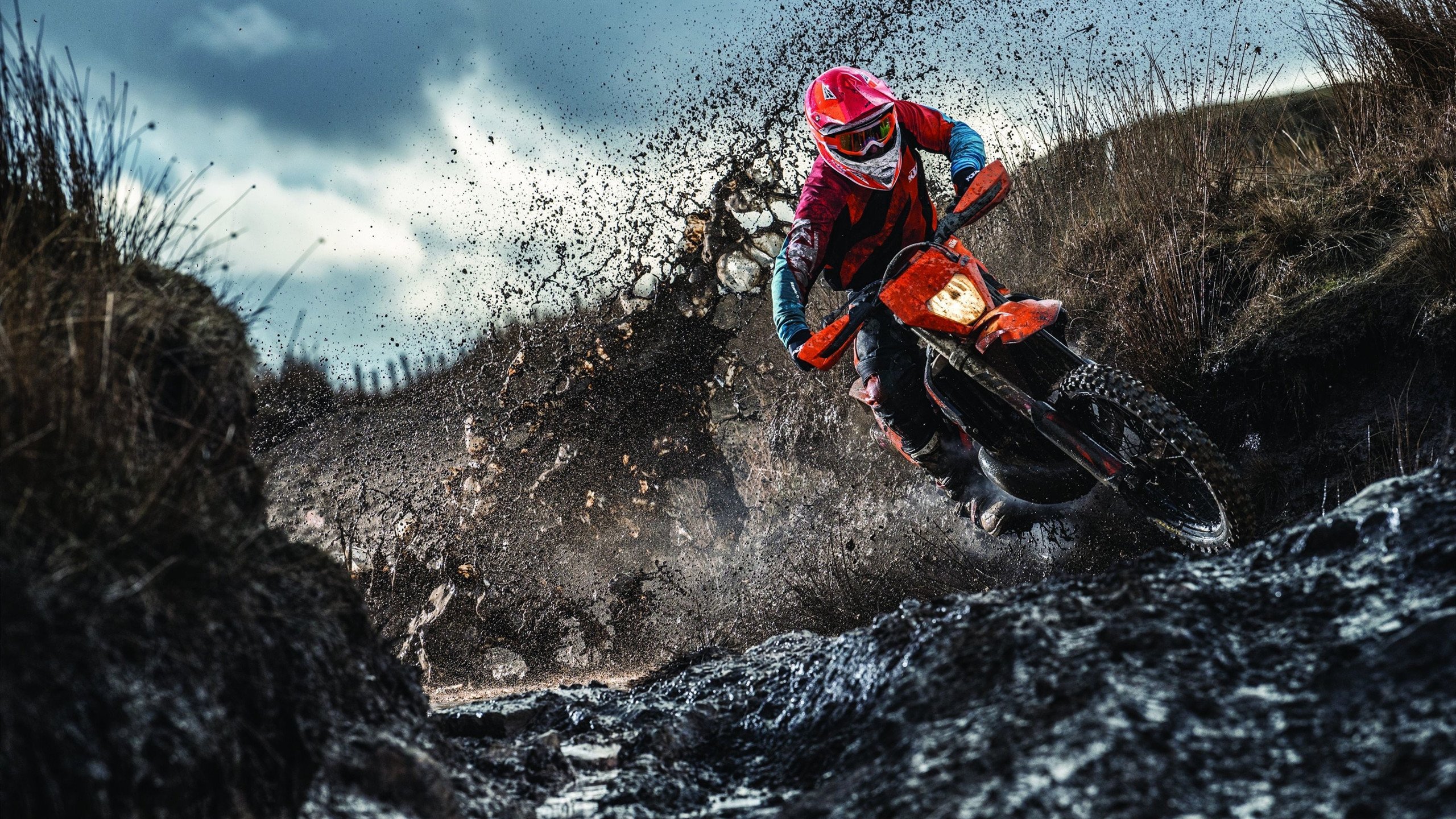 爱游戏体验-“逆境中的坚持”——车手抗压应变的真实故事