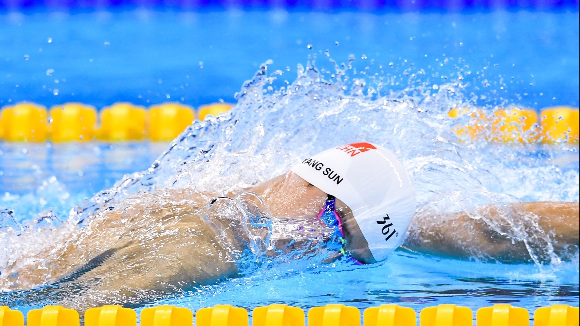 中超赛场各队形势紧迫，胜负难以预料，中超比赛的情况